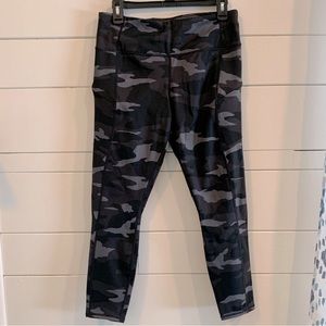Athleta Gray Camo Print Leggings - M
